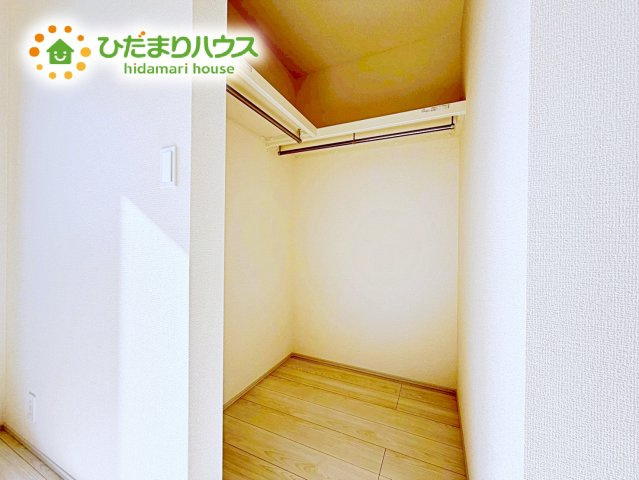 【収納】 | 水戸市千波町4期　新築戸建　2号棟 | 衣類だけでなく、キャリーバッグや衣類ボックスの収納も容易となる大型サイズで設計されたウォークインクローゼット。