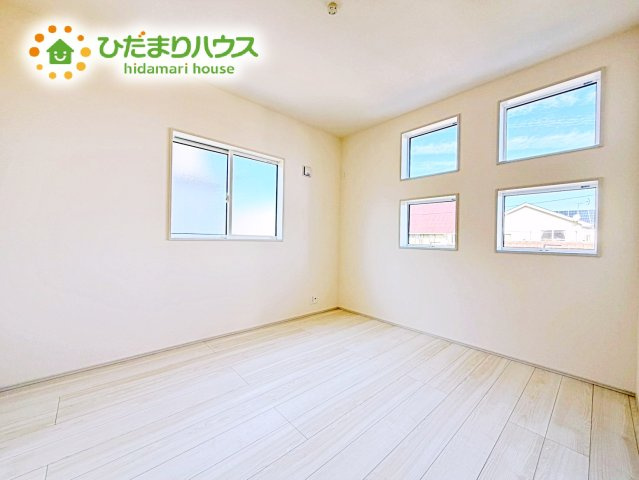 【洋室】 | 水戸市千波町4期　新築戸建　2号棟 | 白い壁の洋室は、太陽の光だけでも十分明るく感じられますね