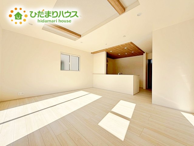 【居間・リビング】 | 水戸市千波町4期　新築戸建　2号棟 | 大きな窓で明るいリビングスペースです☆家族の食事や団らんのほか、子供を遊ばせたり、友人を招いたりするＬＤＫは住まいの中心。長時間過ごす場所だから、その空間は住まい全体の居心地を左右します