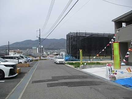 広島市佐伯区五日市町美鈴園　新築一戸建て(全2棟)の前面道路含む現地写真