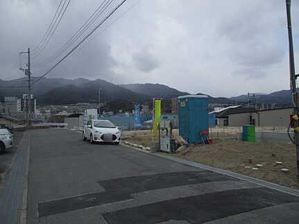 広島市佐伯区五日市町美鈴園　新築一戸建て(全2棟)の前面道路含む現地写真