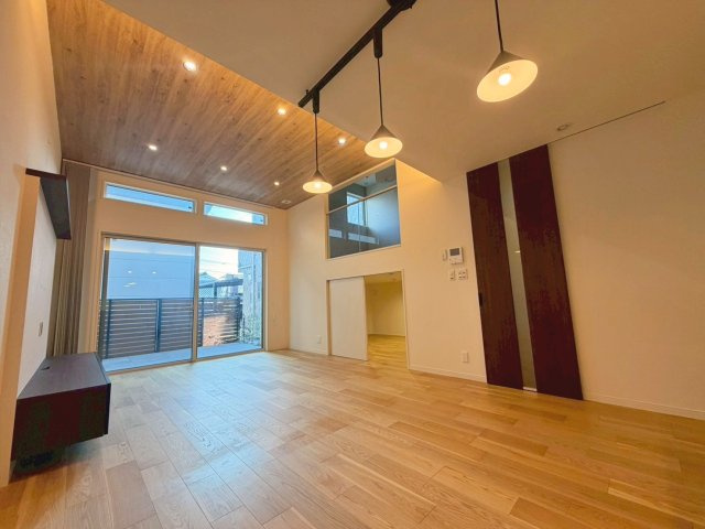 「ミサワホーム施工」中古戸建　千代川町小林植田の居間・リビング|約19帖のゆとりあるLDK。南面の大開口と高天井が生み出す開放感、間接照明が映えるおしゃれな空間です。