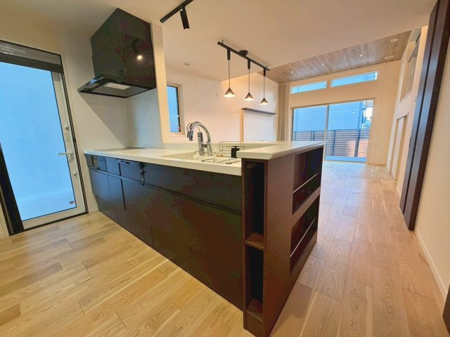 「ミサワホーム施工」中古戸建　千代川町小林植田のキッチン|IHクッキングヒーターで火を使わず安心。タッチレス水栓や食洗機付きで、忙しいご家庭にも嬉しい仕様です。