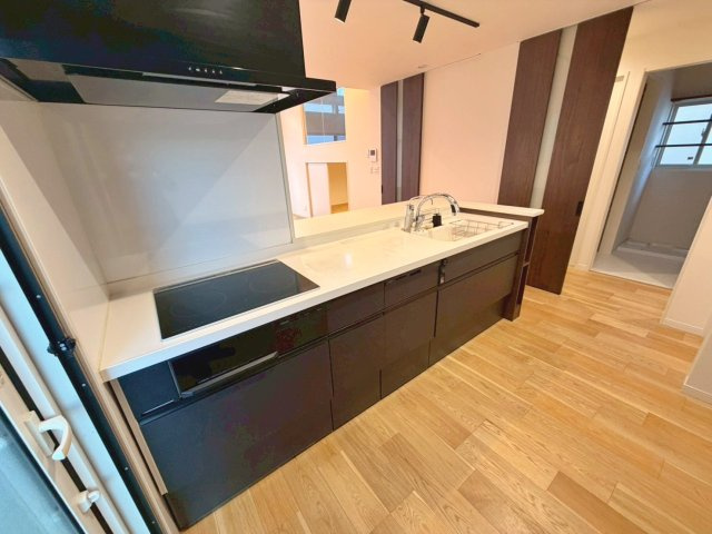 「ミサワホーム施工」中古戸建　千代川町小林植田のキッチン|IHクッキングヒーターで火を使わず安心。タッチレス水栓や食洗機付きで、忙しいご家庭にも嬉しい仕様です。