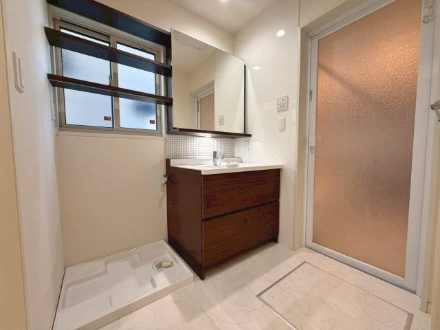 「ミサワホーム施工」中古戸建　千代川町小林植田の独立洗面台|窓付きで換気もできる明るい洗面室。収納棚付きで、洗濯機置き場もゆとりをもって確保しています。