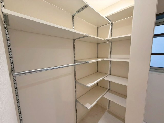 「ミサワホーム施工」中古戸建　千代川町小林植田の収納|洗面室に隣接した収納スペース。タオルや洗剤、日用品のストック置き場として重宝します。