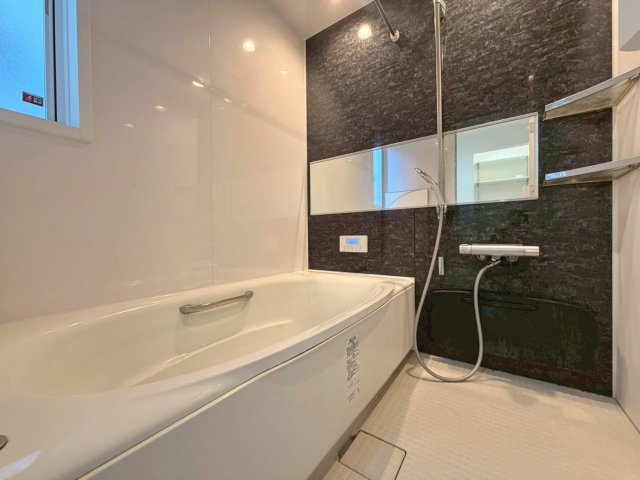 「ミサワホーム施工」中古戸建　千代川町小林植田の浴室|窓付きで自然換気も可能な浴室。浴室乾燥機・暖房機能付きで、雨の日のお洗濯や冬場のヒートショック対策にも安心です。