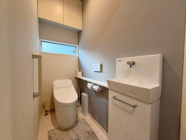 「ミサワホーム施工」中古戸建　千代川町小林植田のトイレ|1階に手洗い器付きのトイレを設置。来客時にも気兼ねなく使える、使い勝手の良い空間です。