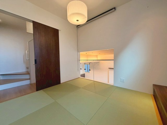 「ミサワホーム施工」中古戸建　千代川町小林植田の和室|LDKを見渡せる中二階の和室。お子様の遊び場やお昼寝スペースとしても使える、便利な空間です。