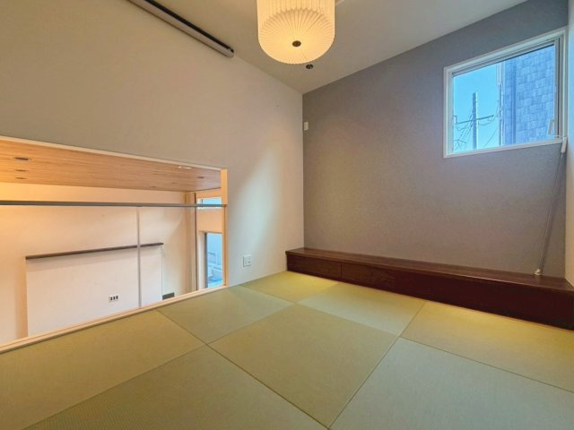 「ミサワホーム施工」中古戸建　千代川町小林植田の和室|LDKを見渡せる中二階の和室。お子様の遊び場やお昼寝スペースとしても使える、便利な空間です。