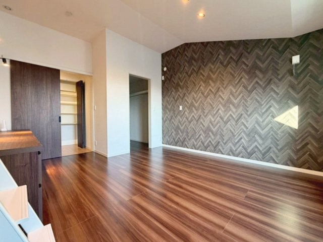 「ミサワホーム施工」中古戸建　千代川町小林植田の洋室|約9帖の主寝室はバルコニーに面した明るい空間。ウォークインクローゼットや蔵収納、備付デスク付きで在宅ワークにも対応できます。