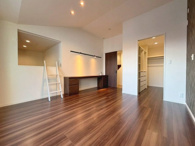 「ミサワホーム施工」中古戸建　千代川町小林植田の洋室|約9帖の主寝室はバルコニーに面した明るい空間。ウォークインクローゼットや蔵収納、備付デスク付きで在宅ワークにも対応できます。