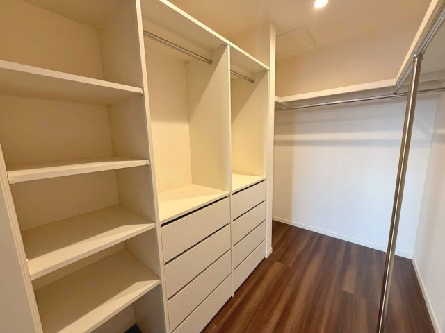 「ミサワホーム施工」中古戸建　千代川町小林植田の収納|引き出し棚とハンガーパイプ付きのウォークインクローゼット。衣類を分けて収納でき、整理しやすい設計です。