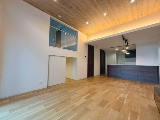 「ミサワホーム施工」中古戸建　千代川町小林植田の居間・リビング|約19帖のゆとりあるLDK。南面の大開口と高天井が生み出す開放感、間接照明が映えるおしゃれな空間です。