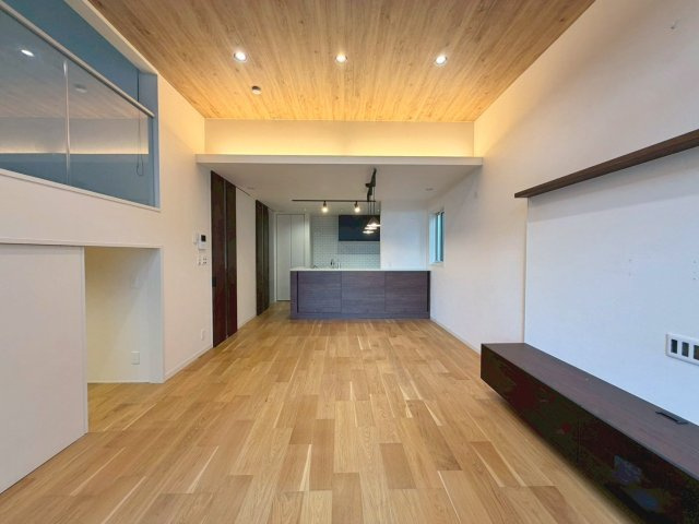 「ミサワホーム施工」中古戸建　千代川町小林植田の居間・リビング|約19帖のゆとりあるLDK。南面の大開口と高天井が生み出す開放感、間接照明が映えるおしゃれな空間です。