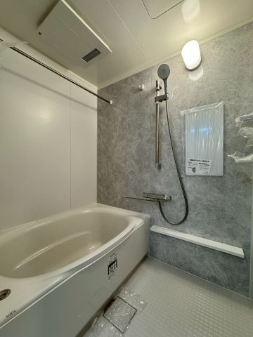 メロディーハイム守口の浴室|足を伸ばしてゆったりくつろげるスペースのある浴室です。