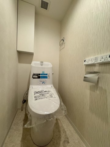 メロディーハイム守口のトイレ|棚付き。温水洗浄便座でトイレタイムも快適です。