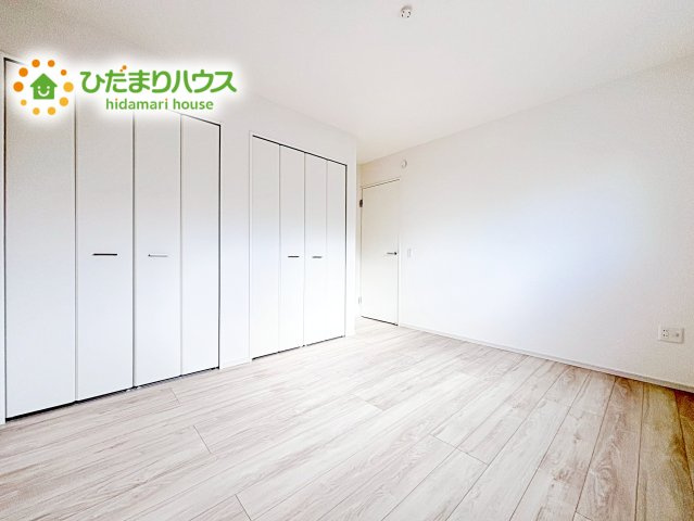 【寝室】 | 水戸市小吹町1期　新築戸建 | 壁紙はシンプルで清潔なホワイトで統一しています。朝の光をたっぷり浴びながら一日をスタート！目覚めは明るくあたたかな場所で。