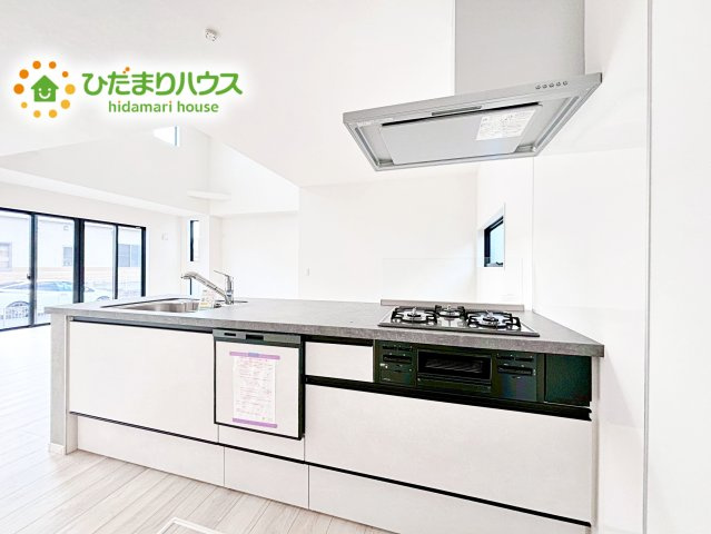【キッチン】 | 水戸市小吹町1期　新築戸建 | 3口コンロが嬉しいシステムキッチン♪広いシンクや作業台でお料理が捗ります♪