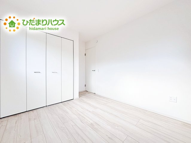 【洋室】 | 水戸市小吹町1期　新築戸建 | 白い壁の洋室は、太陽の光だけでも十分明るく感じられますね