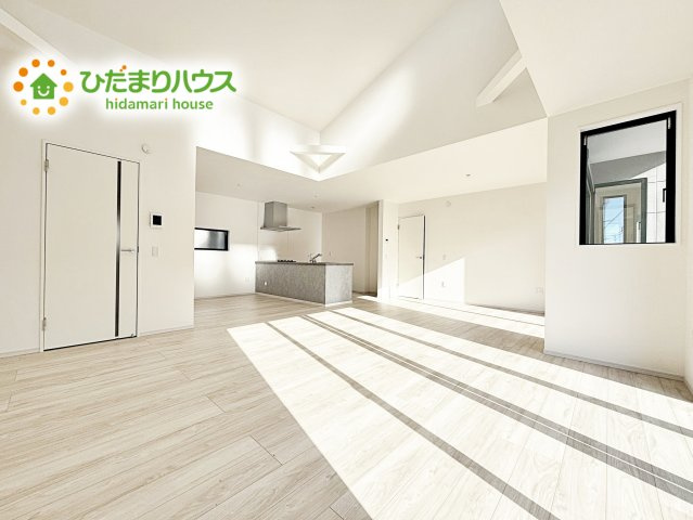 【居間・リビング】 | 水戸市小吹町1期　新築戸建 | 開放感あるLDKを確保！家族が集まるリビングはゆったり過ごしリフレッシュする場として居心地の良い空間にしたいですね。