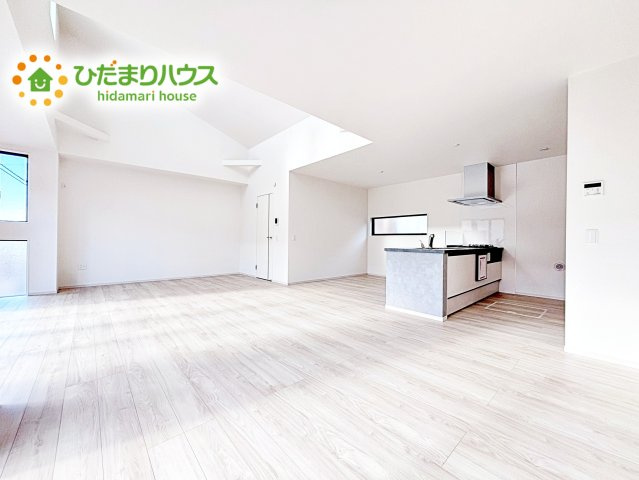 【居間・リビング】 | 水戸市小吹町1期　新築戸建 | 家族との大切な時間を多く過ごすリビング。ゆったりとした広さのある空間で会話も弾みます♪大きい窓からは明るい日差しが差し込みます。居心地の良いリビングでおうち時間を楽しんで！