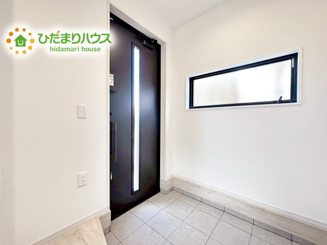 【玄関】 | 水戸市小吹町1期　新築戸建 | 毎日「行ってきます」「ただいま」をいう玄関は小窓付で、明るく光が差し込みます。