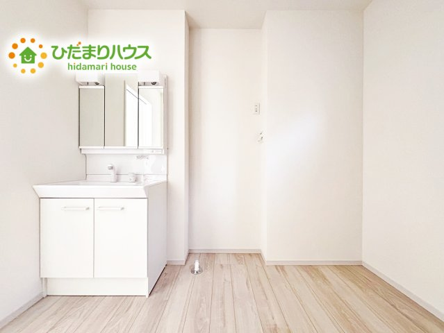 【独立洗面台】 | 水戸市小吹町1期　新築戸建 | 大きな三面鏡の独立洗面。鏡の後ろは収納となっているのでスッキリと整理できます！