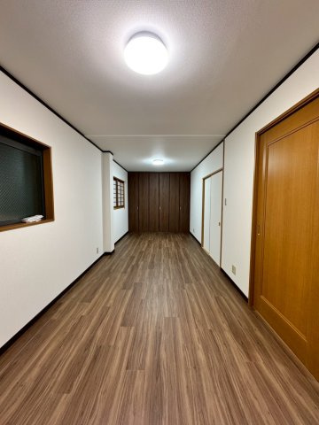 守口市大久保町4丁目の洋室|1階の洋室は十分な広さがあり、家族そろって集まれるスペースです。