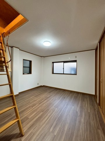 守口市大久保町4丁目の洋室|屋根裏収納付きの洋室で充実の収納です。