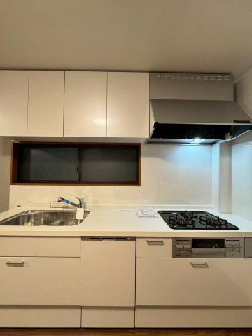 守口市大久保町4丁目のキッチン|窓付きの壁付けキッチンで自然換気可能です。