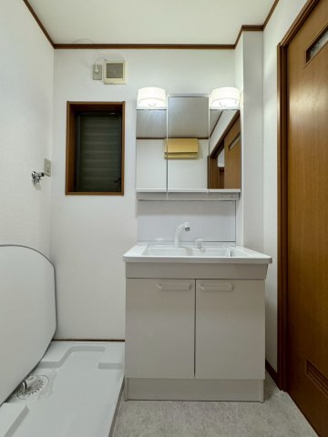 守口市大久保町4丁目の独立洗面台|三面鏡付きの洗面台に収納もしっかりあります。