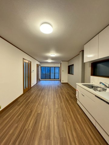 守口市大久保町4丁目の居間・リビング|LDKは家族でくつろげる空間です。