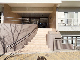 【エントランス】 | お客様を、そして住人を出迎えてくれるマンションのエントランス。ゴミが落ちていないことからも、管理状態の良さや住民の節度の高さが見て取れます。～即日のご見学可能～　お問合せはお気軽にどうぞ。