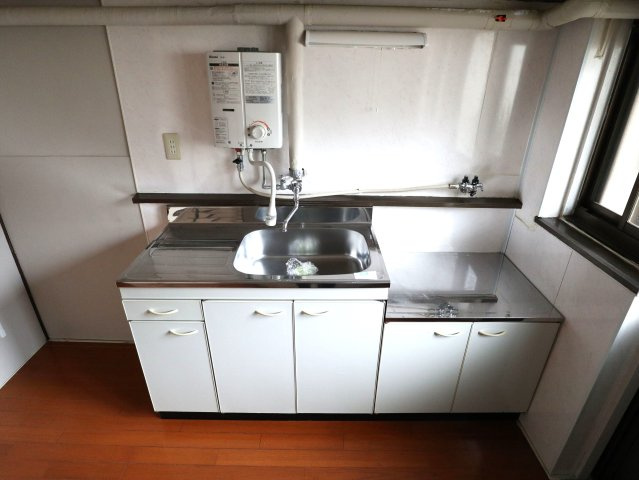 磯松マンションのキッチン|※写真は別の部屋のものです。