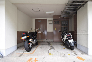 【駐車場】 | バイク置き場。空き区画の有無や駐輪料金、サイズおよび排気量規定などについては、改めてお問い合わせください。～即日のご見学可能～　お問合せはお気軽にどうぞ。