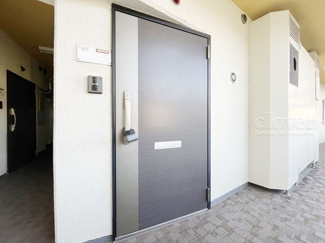 【その他共用部分】 | 皆様をお迎えする、お部屋の玄関ドア。開けやすさや開放角度、ドアノブの操作しやすさや鍵の形状などを、現地で一度ご確認ください。～即日のご見学可能～　お問合せはお気軽にどうぞ。