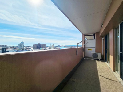 【バルコニー】 | サンクレイドル宇都宮操町ウインフォート | 南向きの日当たりの良いバルコニー♪
※小物をCG加工により消しておりますのでイメージ画像としてご参照ください。