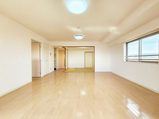 サンクレイドル宇都宮操町ウインフォートの居間・リビング|南東角住戸の開放感のあるリビング♪