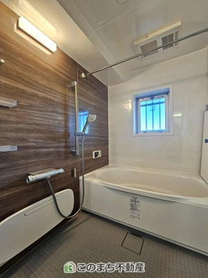 【浴室】 | サンクレイドル宇都宮操町ウインフォート | （2024年1月リフォーム済）浴室に窓があるのは換気ができて便利ですね♪