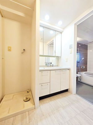 【独立洗面台】 | サンクレイドル宇都宮操町ウインフォート | 三面鏡の広々とした独立洗面台♪お風呂は浴室換気乾燥機付き！
