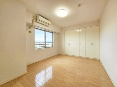 【洋室】 | サンクレイドル宇都宮操町ウインフォート | 北側洋室　6.9帖の収納が広い主寝室♪
※家具をCG加工により消しておりますのでイメージ画像としてご参照ください。