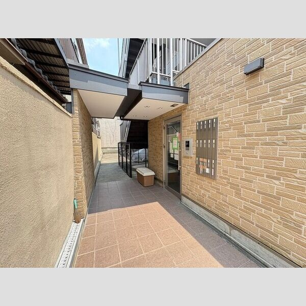 シャイン帷子ノ辻のエントランス