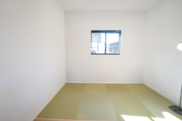 常滑市錦町3丁目　2号棟の和室|リビング横の3.5帖の畳コーナー！窓から光が入る明るい空間はお子様の遊び場としてもぴったり。