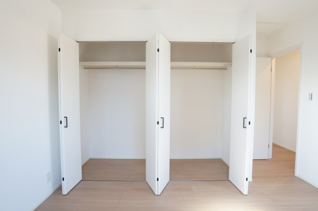常滑市錦町3丁目　2号棟の収納|たっぷり収納可能なクローゼット。お出かけの際の身支度も快適です♪二つのクローゼットはご主人様・奥様それぞれに分けて収納できます。大容量のスペースがあるので他の収納家具を減らし、部屋を広く使えます。