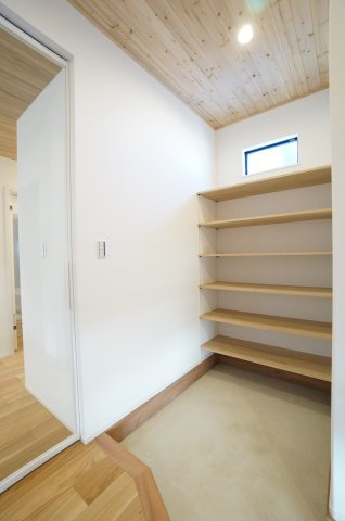 常滑市錦町3丁目　2号棟の玄関|柔らかい光の入る玄関は土間スペースがあり開放的な空間。シューズボックスと土間に可動棚付の収納があり、ベビーカーやゴルフバッグなどの置き場所に便利！