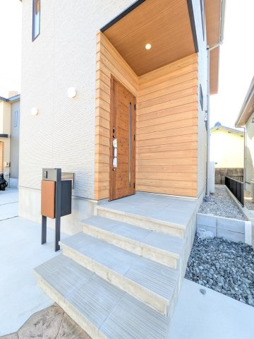 常滑市錦町3丁目　2号棟の玄関|「木」の玄関周りは温かみのある優しい雰囲気。居住者の帰り、訪れる方を優しく迎え、安らぎを与えてくれます。
宅配ボックス付きのポストで不在時でも荷物を受け取ることができます。