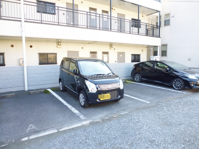 ラ・フォンテーヌの駐車場|物件敷地内には駐車場もあります♪