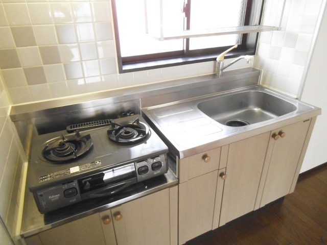 ラ・フォンテーヌのキッチン|窓のあるキッチンです♪