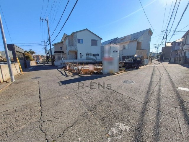 【前面道路含む現地写真】 | 西東京市谷戸町１丁目　新築戸建て | 見通しもよく、お車も運転しやすく安心の立地になります